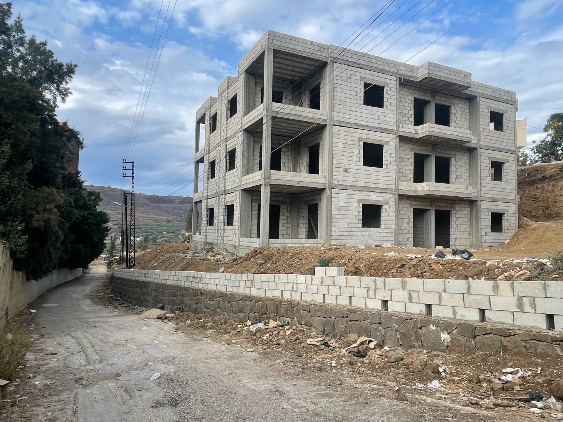 ارض ٦٠٠٠ متر، رخصة بناء بنايتين، بئر ماء، تم انشاء مبنى وباقي مبنى، ممكن شراء الارض والمشروع مع الرخص بالكامل وتحويله مستشفى او مدرسه او سكني واستثمار باقي الارض المسطحه عالطريق العام